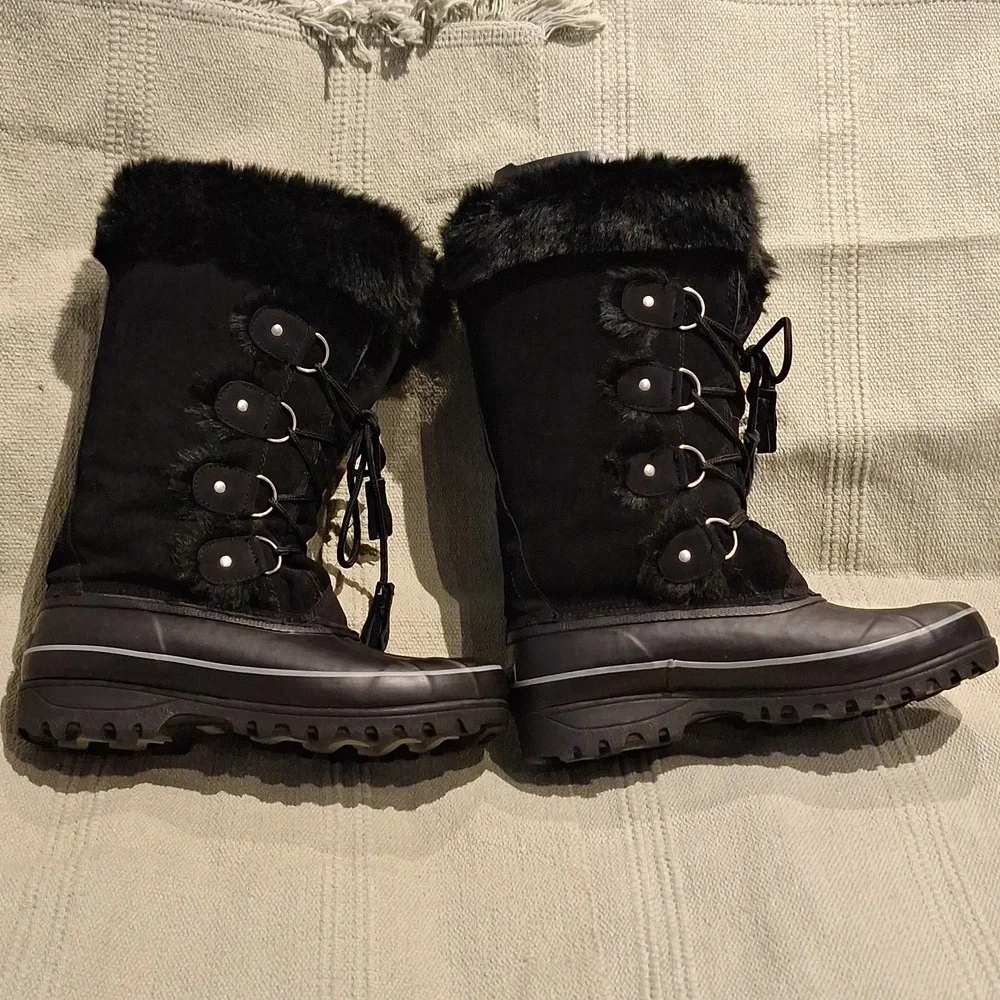 Khombu Artic Black suede and manmade winter weather boots size 9